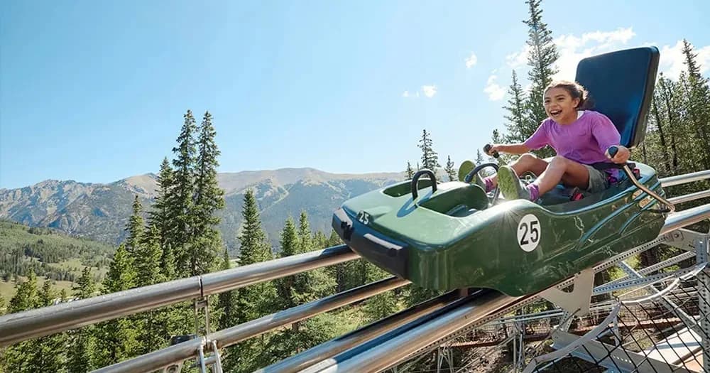 Turista é lançada de montanha-russa e arrastada pelos trilhos no Colorado