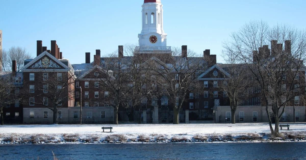 Quer aumentar suas chances de Green Card? Veja cursos online de Harvard e universidades americanas que podem pesar no seu processo