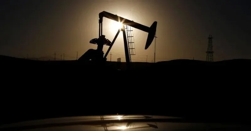 Petróleo supera US$ 100, Wall Street cai e gasolina chega a US$ 4,22 nos EUA