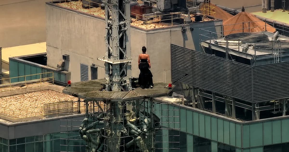 Casal escala antena do Empire State, fica noivo e é preso em Nova York
