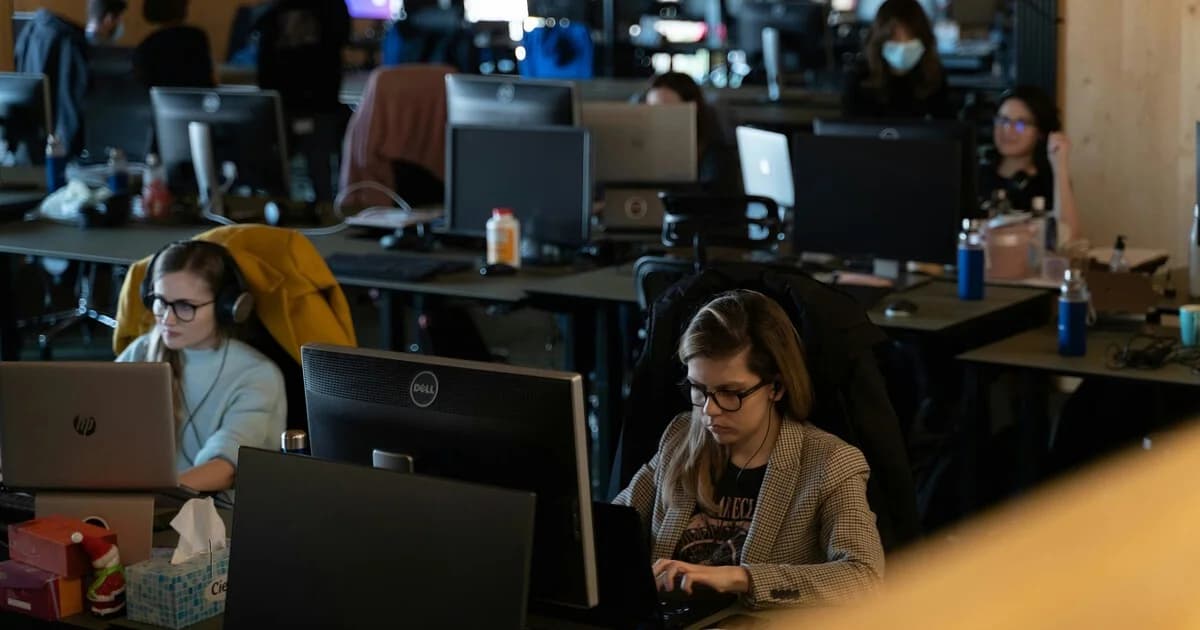 Empresas nos EUA apertam regras e exigem mais dias no escritório, com casos de retorno total em 2026