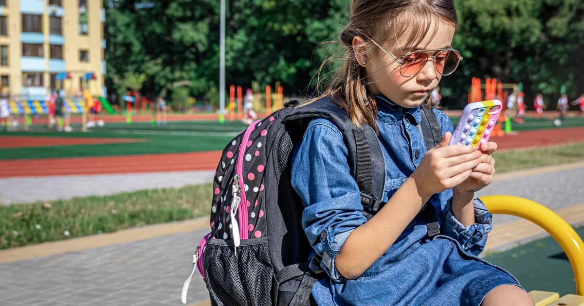 Proibição de celular nas escolas reduz distração, mas não melhora notas de imediato, diz estudo nos EUA