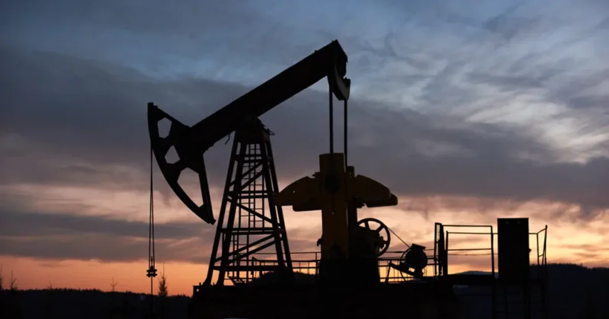 Petróleo sobe com bloqueio no Estreito de Hormuz e pressiona gasolina e frete nos EUA