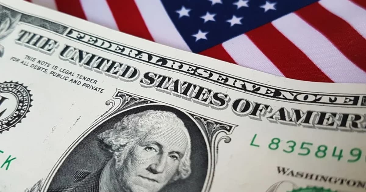 Dólar fica perto de R$ 5 na referência do Fed, mas custo real de remessas varia