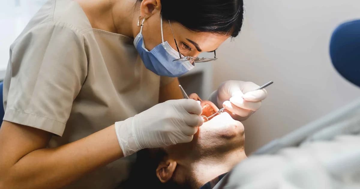 Dentista nos EUA ganha perto de US$ 179 mil por ano, mas diploma brasileiro não autoriza atendimento sem validação