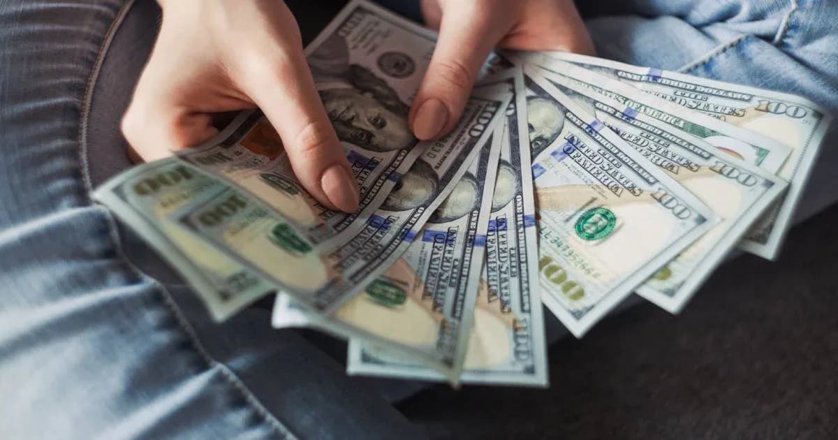Dólar sobe nesta terça e aumenta custo de remessas, viagens e compras em real