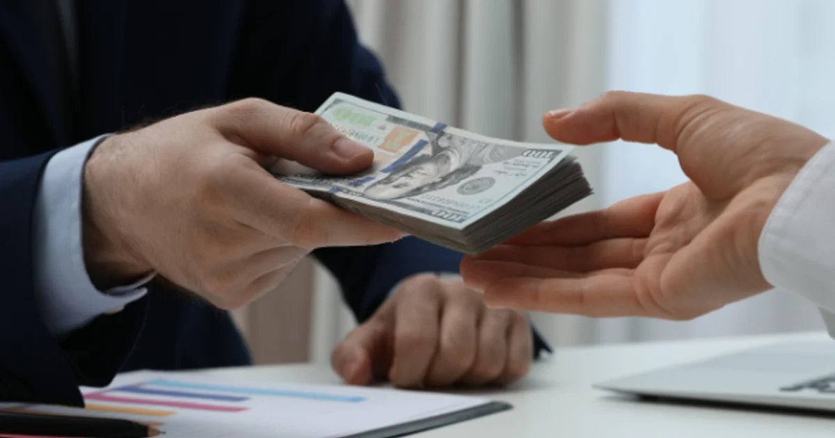 Bancos mantêm crédito mais restrito e empresários brasileiros na Flórida precisam organizar as contas antes de pedir empréstimo