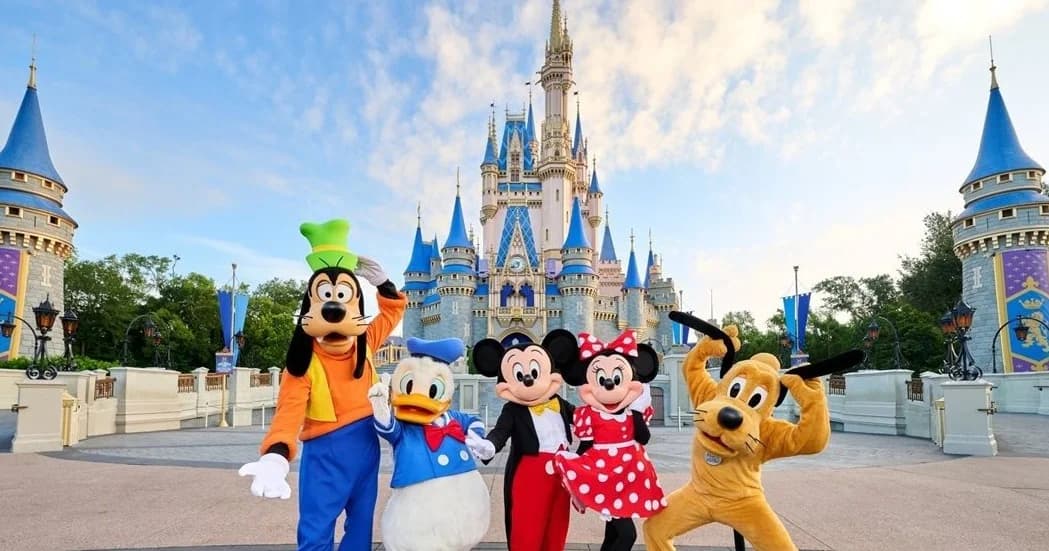 Ator Gary Sinise levou mais de 1.700 filhos e familiares de militares mortos em serviço para viagem gratuita à Disney