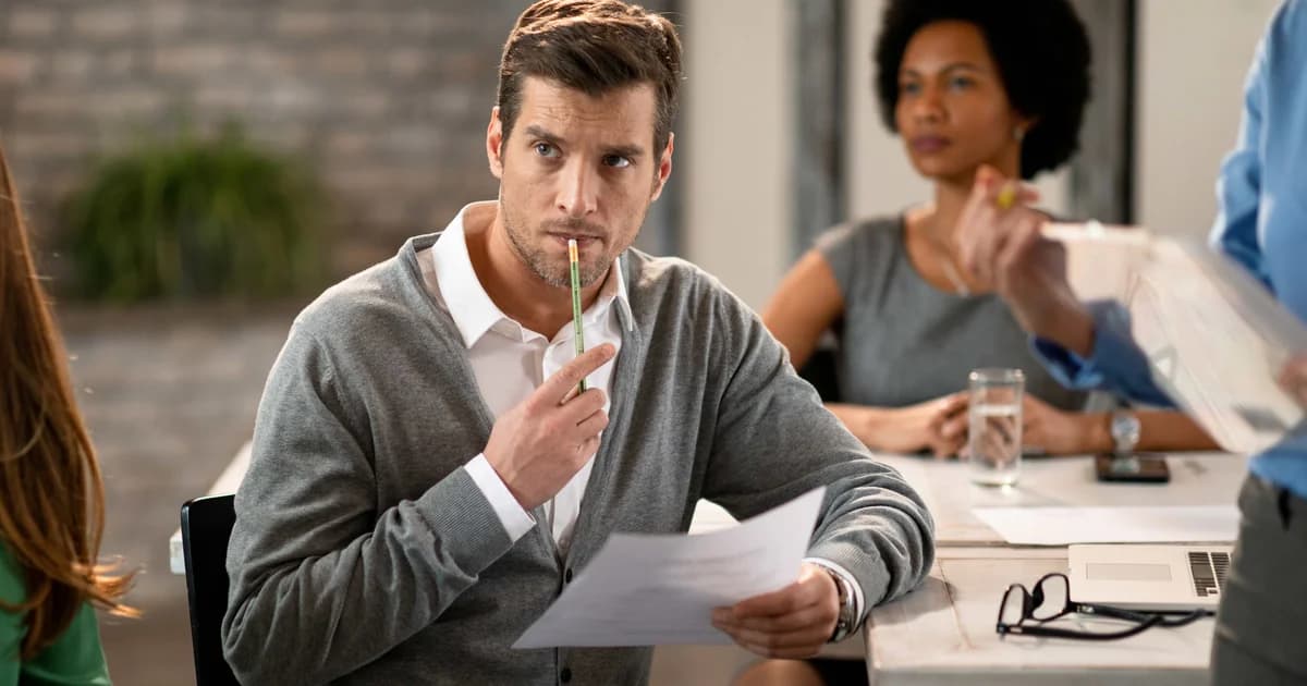 As regras não escritas do trabalho nos Estados Unidos: o que brasileiros precisam saber para evitar erros no primeiro emprego