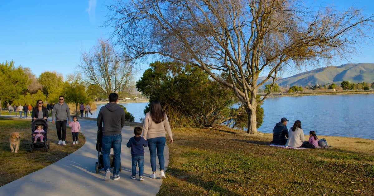 Melhores cidades dos EUA para criar filhos? Ranking aponta líderes, mas custo da moradia muda a conta para muitas famílias