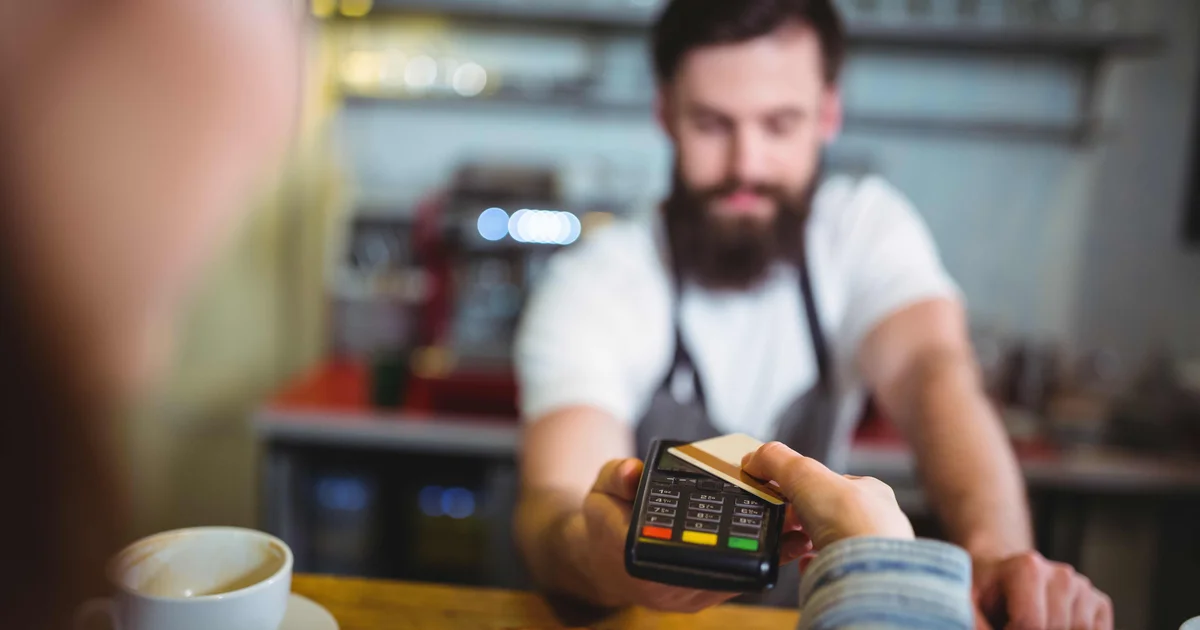 Restaurantes dos EUA cobram gorjeta automática na Copa e expõem regra que confunde brasileiros