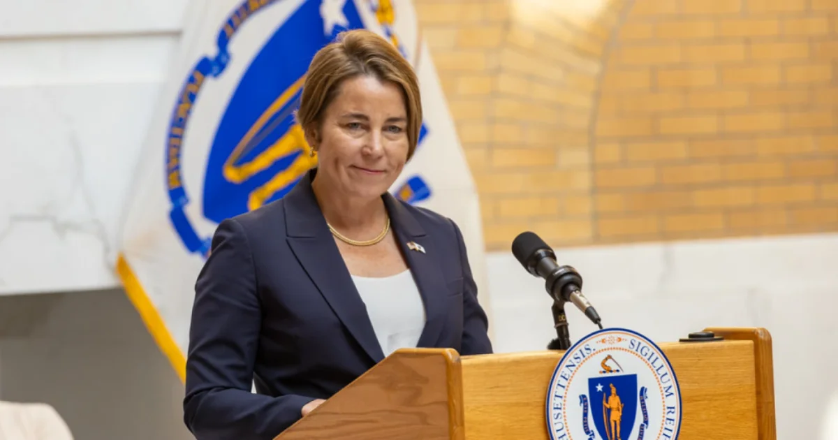 Massachusetts aprova lei que restringe prisões do ICE em escolas, hospitais e tribunais