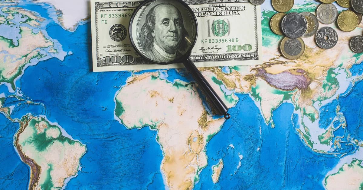 FMI diz que dólar segue no centro da economia global mesmo após tarifas de Trump